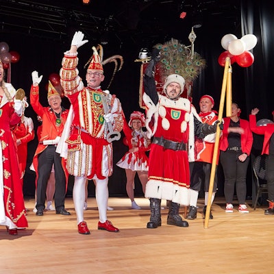 Das Dreigestirn der Gemünder Karnevalisten mit Prinz Carlos I., Bauer Timo I. und Jungfrau Barbara I.