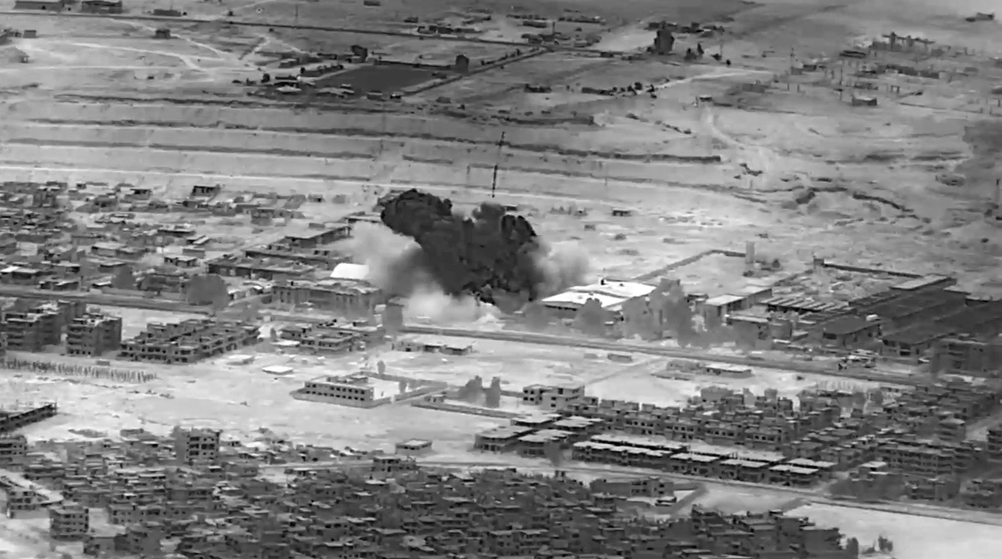 Dieses Bild aus einem vom Verteidigungsministerium zur Verfügung gestellten Video zeigt einen Luftangriff auf ein Waffenlager (M) im Osten Syriens.