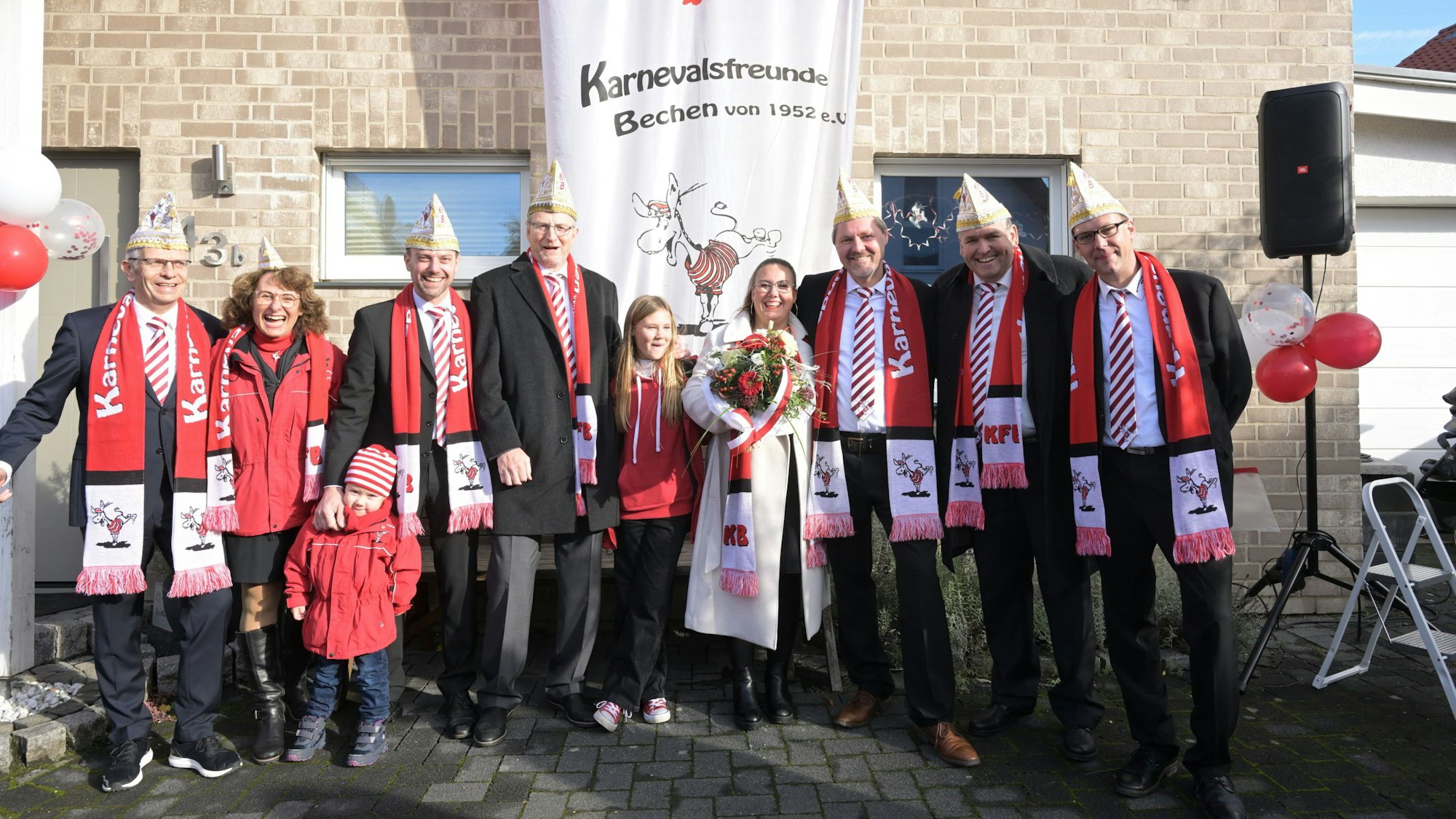 Umgeben von Karnevalsfreunden: Das Bechener Prinzenpaar Marc und Rossella Pütz bei der Vorstellung.