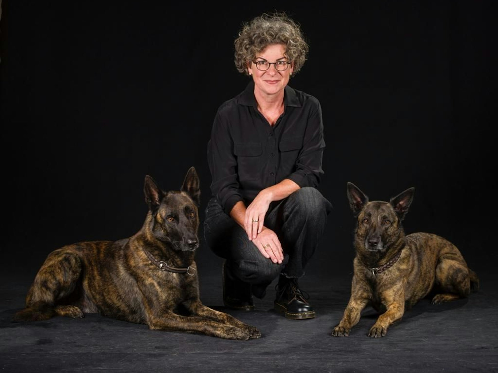 Sonja Rolauf mit zwei ihrer Bettwanzen-Spürhunde.