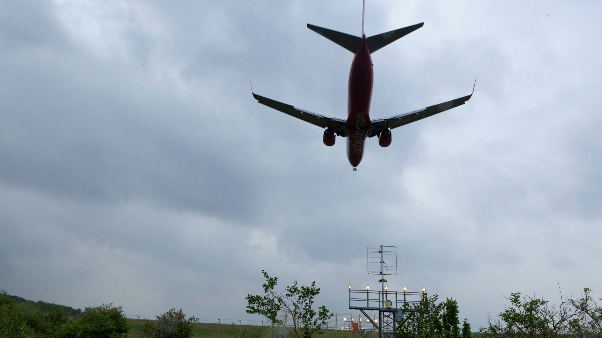 Ein Flugzeug kurz vor der Landung am Airport Münster/Osnabrück. Die Landebahn am FMO ist rund 200 Meter länger als die am Flughafen Dortmund.