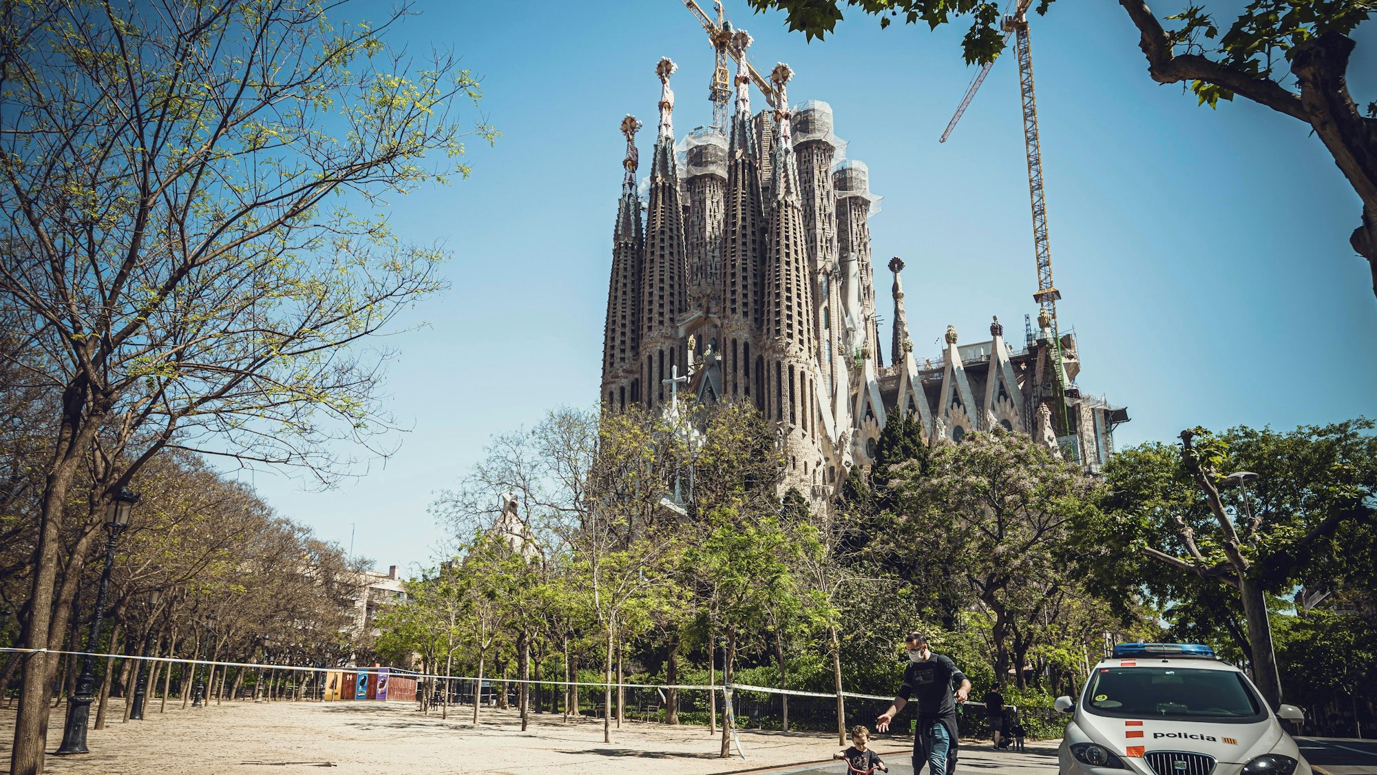 Die Basilika Sagrada Familia: Die letzten beiden der vier Türme der Evangelisten, die 135 Meter hoch und Matthäus und Johannes gewidmet sind, wurden im September fertiggestellt und mit Figuren versehen, die eine menschliche Büste und einen Adler darstellen.