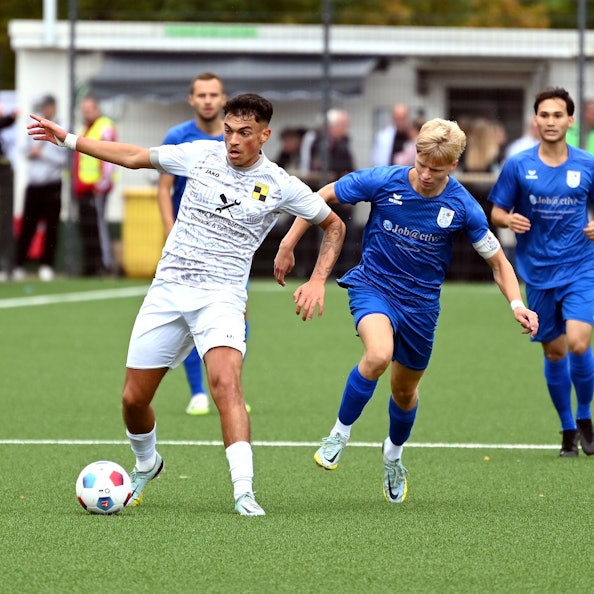 03.10.2023,-Fussball-Beregfrie Leverkusen-Deutz 05
links:Taylan Gülmez (Deutz)
rechts: Tim Schmitz (Bergfried)
Foto: Uli Herhaus