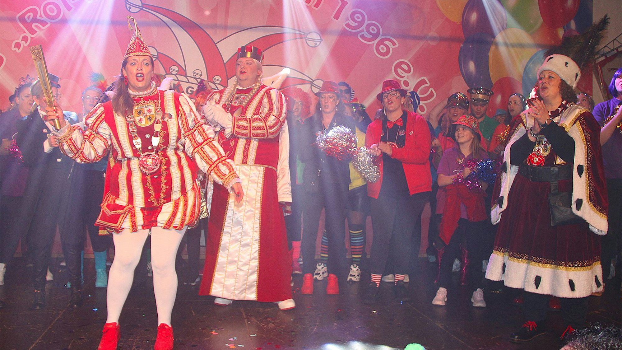 Das Karnevals-Dreigestirn der Session 2023/2024 feiert auf der Bühne in Iversheim.