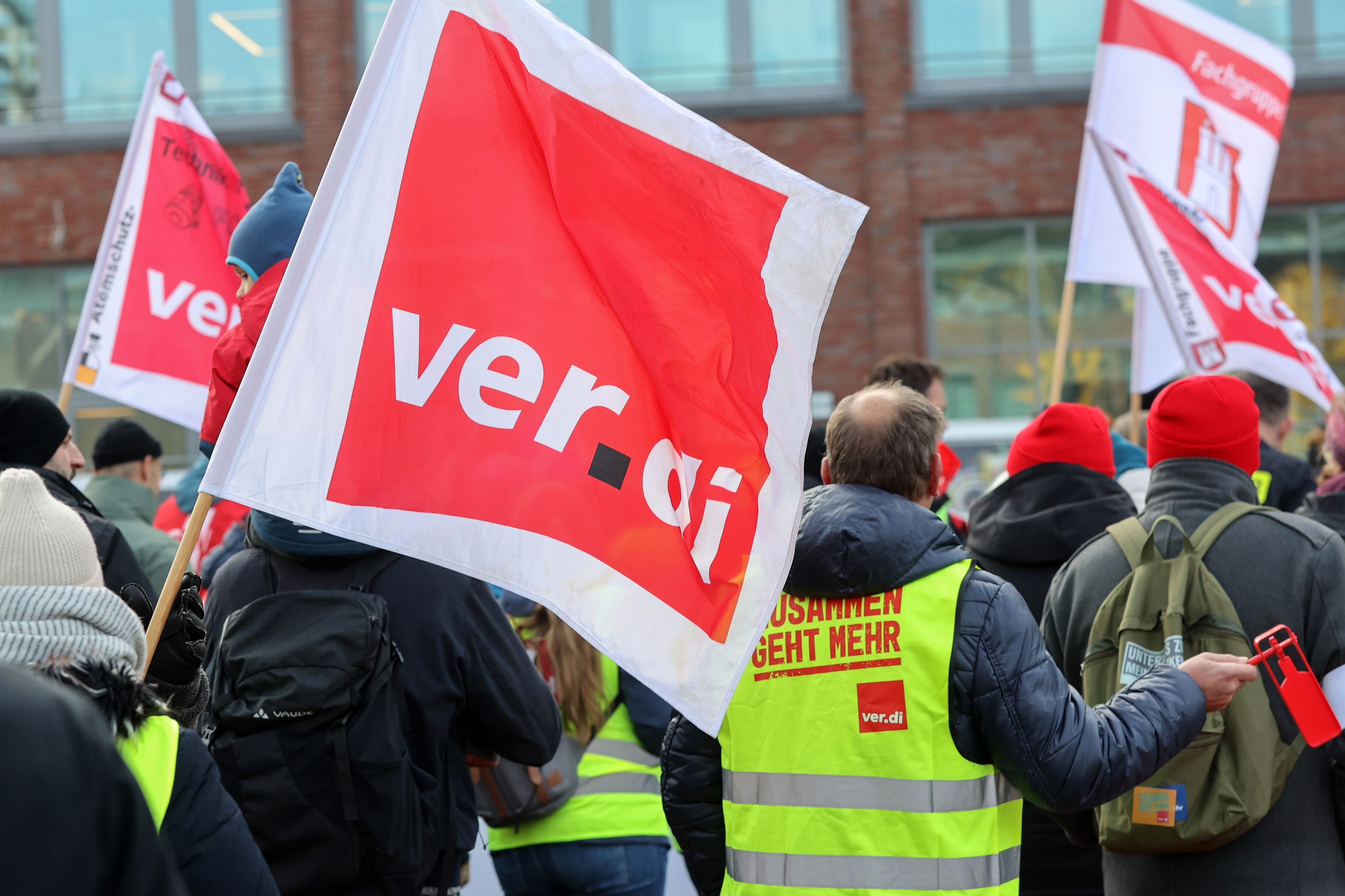 Demonstranten mit Verdi-Flaggen.