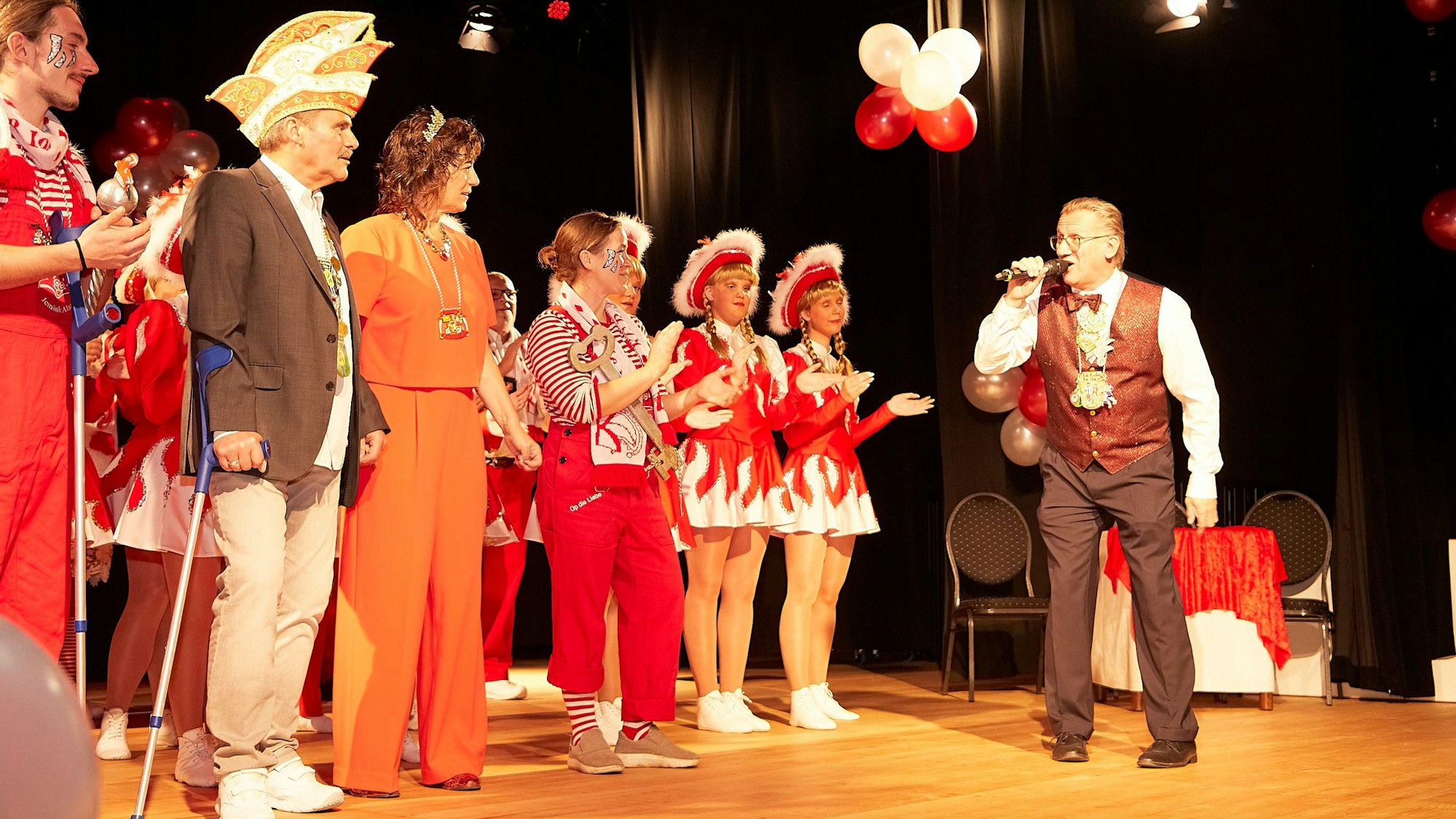 Mitwirkende einer Karnevalsveranstaltung stehen in Gemünd auf der Bühne.