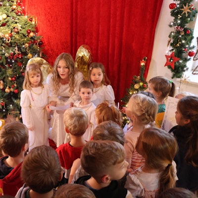 Ein Engel nimmt Wunschzettel von Kindern entgegen.
