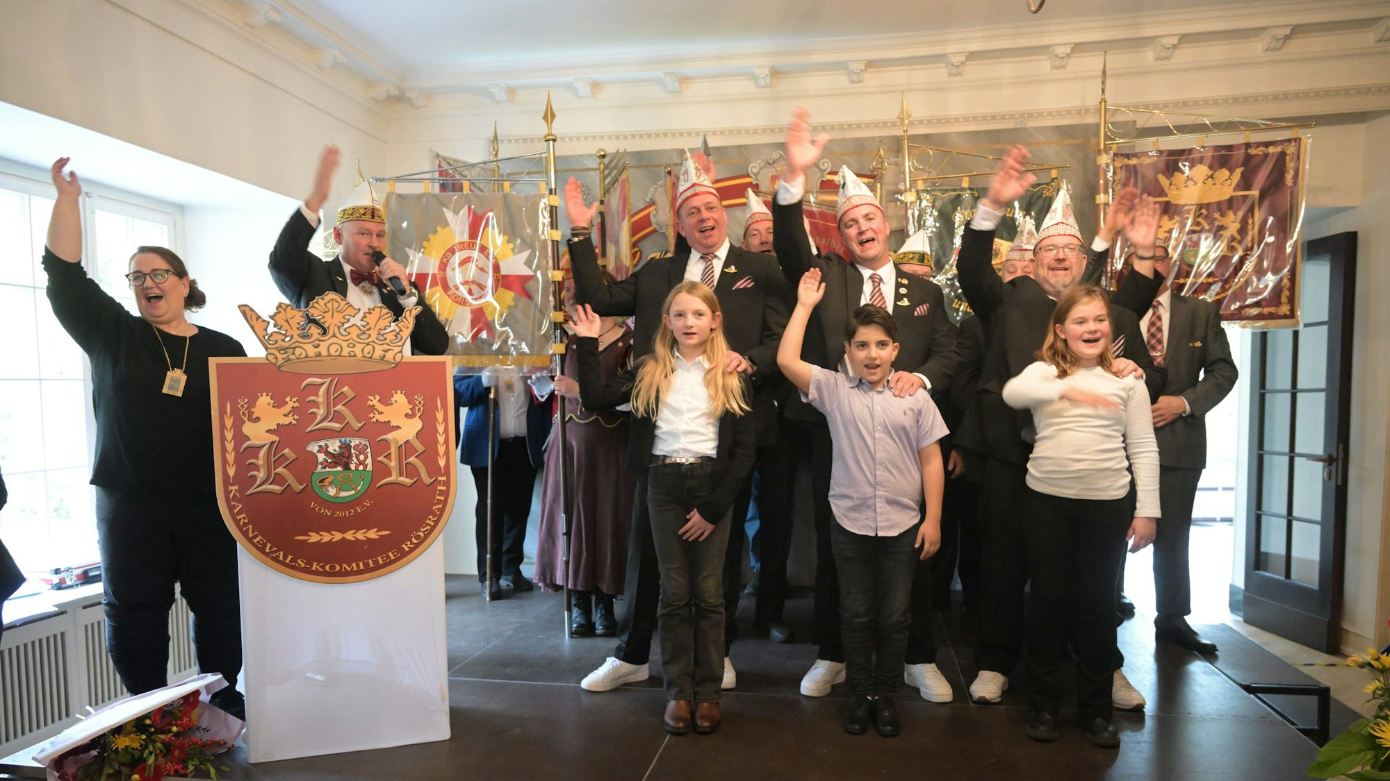 Vorgestellt: das große Dreigestirn, Prinz Christian I. (Paasche), Bauer Andreas (Nürrenberg) und Jungfrau Viola alias Volker Bell, und das Kindertrifolium ,Prinz Waisi (Shamo), Bäuerin Amy (Edel) und Prinzessin Johanna (Bruns).