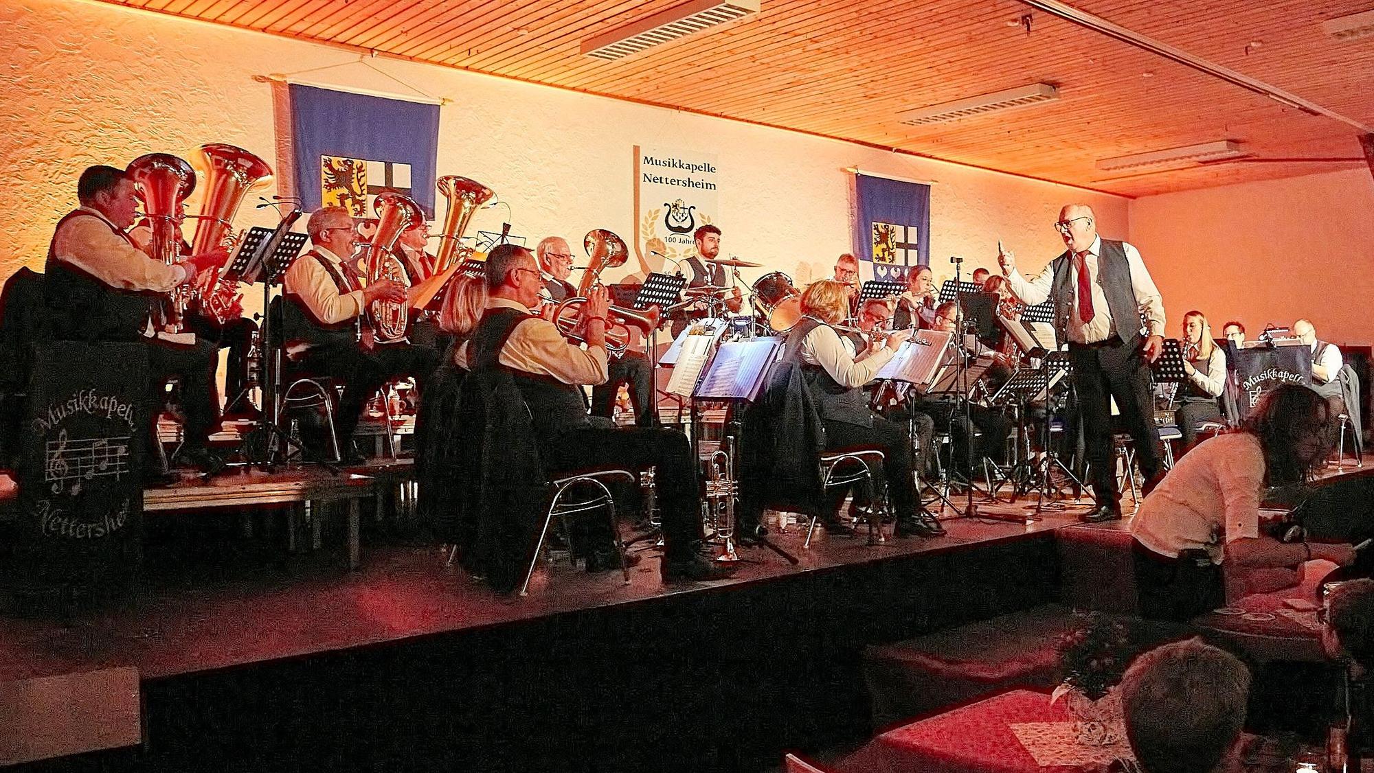 Das Bild zeigt die Musikkapelle aus Nettersheim während des Konzerts.