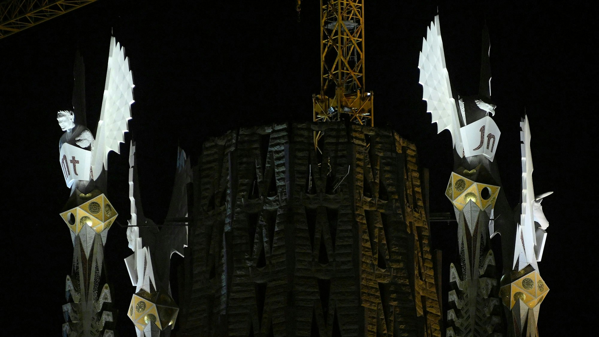 Eine feierliche Lichtshow zierte am Sonntag die neuesten Türme der Sagrada-Familia-Basilika in Barcelona. 141 Jahre nach Baubeginn nähert sich die ikonische Attraktion ihrer Fertigstellung.