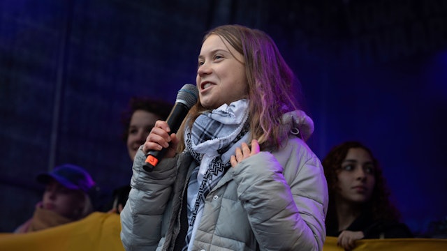 Klimaschutzaktivistin Greta Thunberg tritt mit einer Kufiya, umgangssprachlich Palästinensertuch, bei einer Kundgebung in Amsterdam auf.
