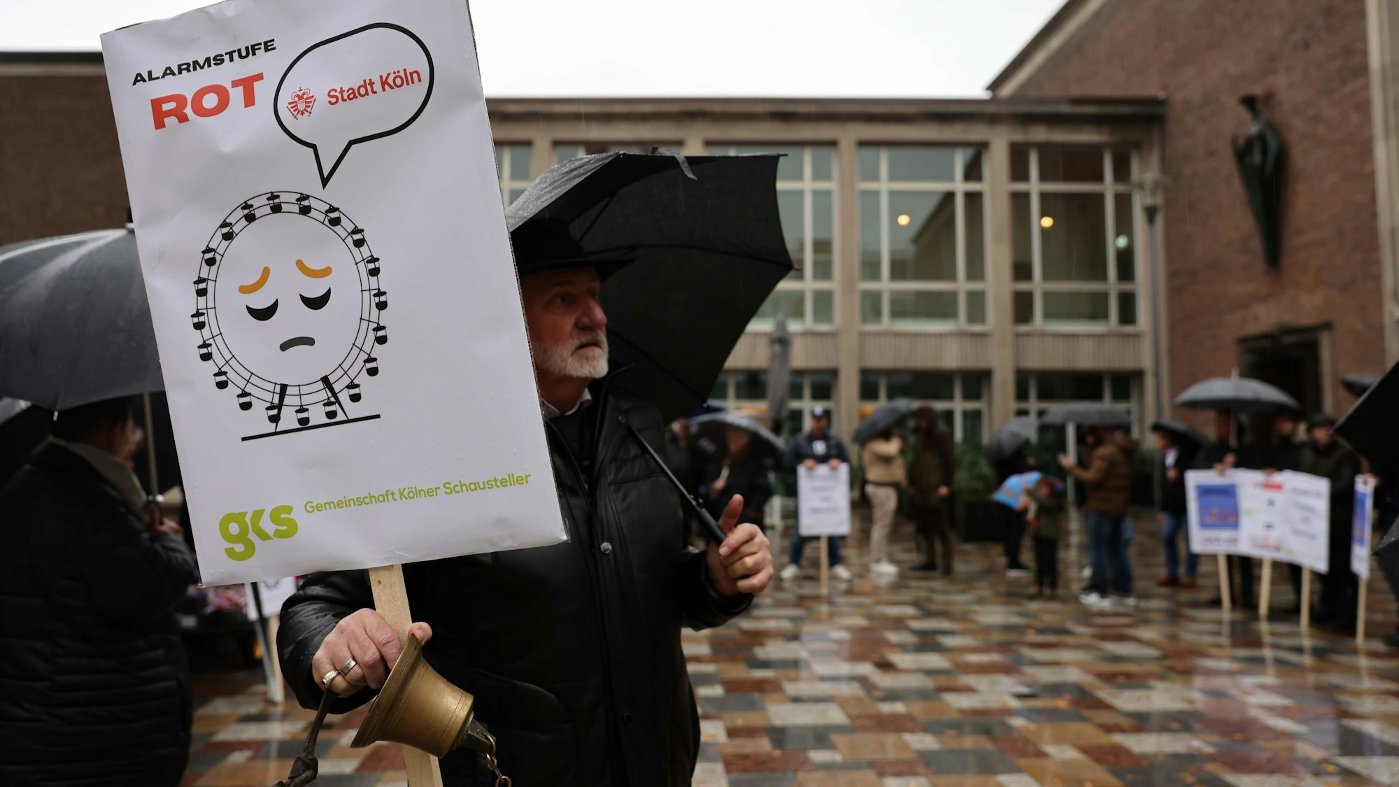 Mit Trillerpfeifen und einer Schiffsglocke Köln, RSK, Demo der Kölner Schausteller vor dem Rathaus,