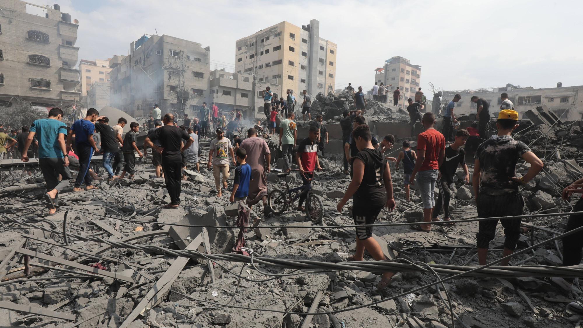 Palästinenser begutachten den Schaden eines israelischen Luftschlags in Gaza.