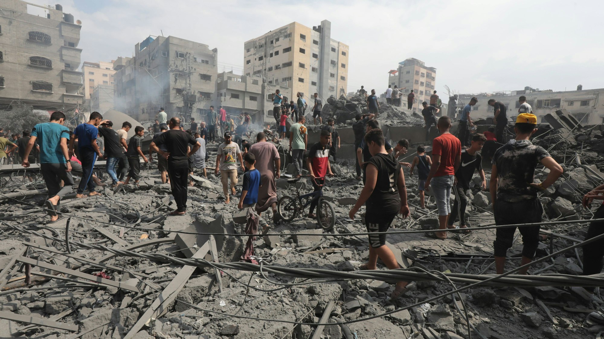 Palästinenser begutachten den Schaden eines israelischen Luftschlags in Gaza.