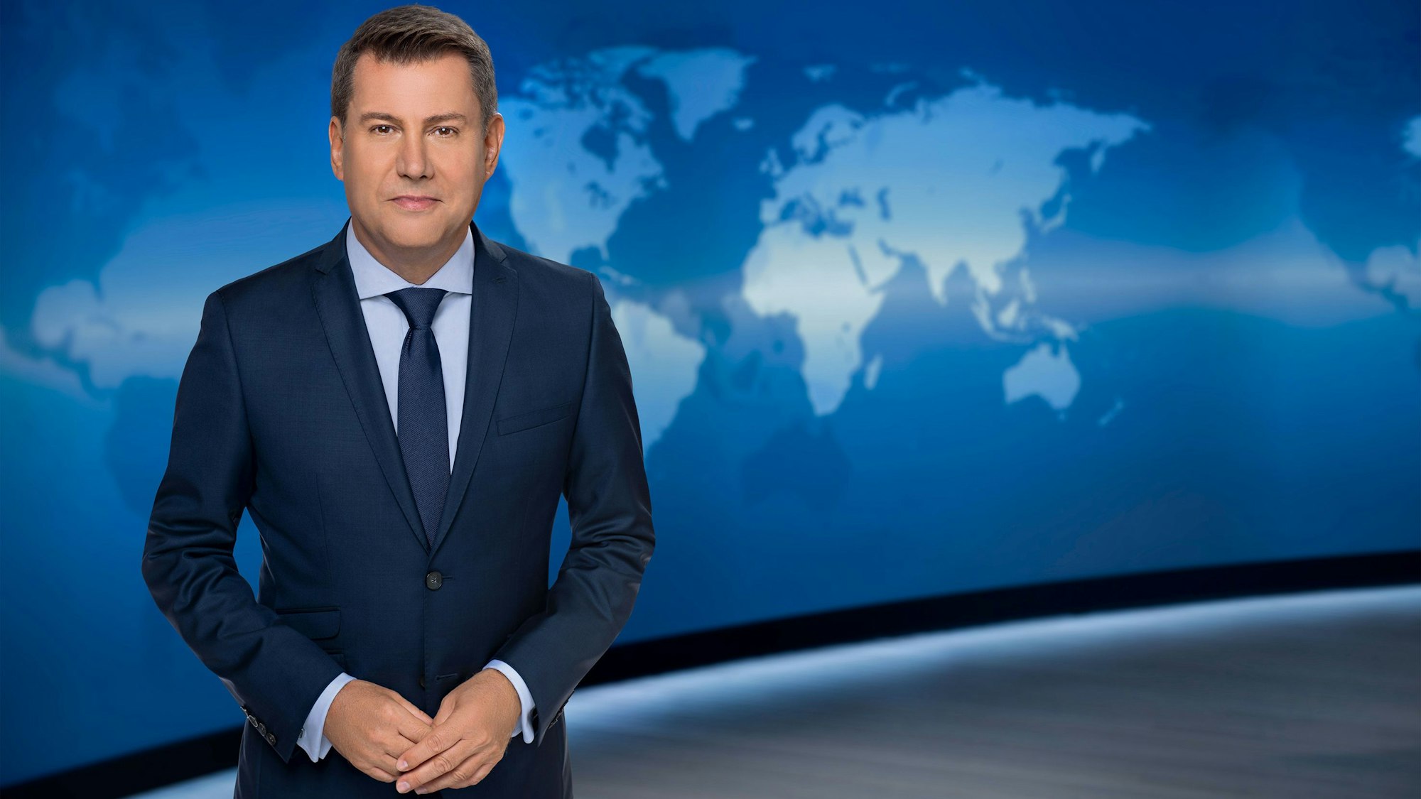 Moderator Jens Riewa ist ein bekanntes Gesicht der Tagesschau. Unbekannte haben eine Fake-Aufnahme der Tagesschau mit KI erstellt. (Symbolbild)