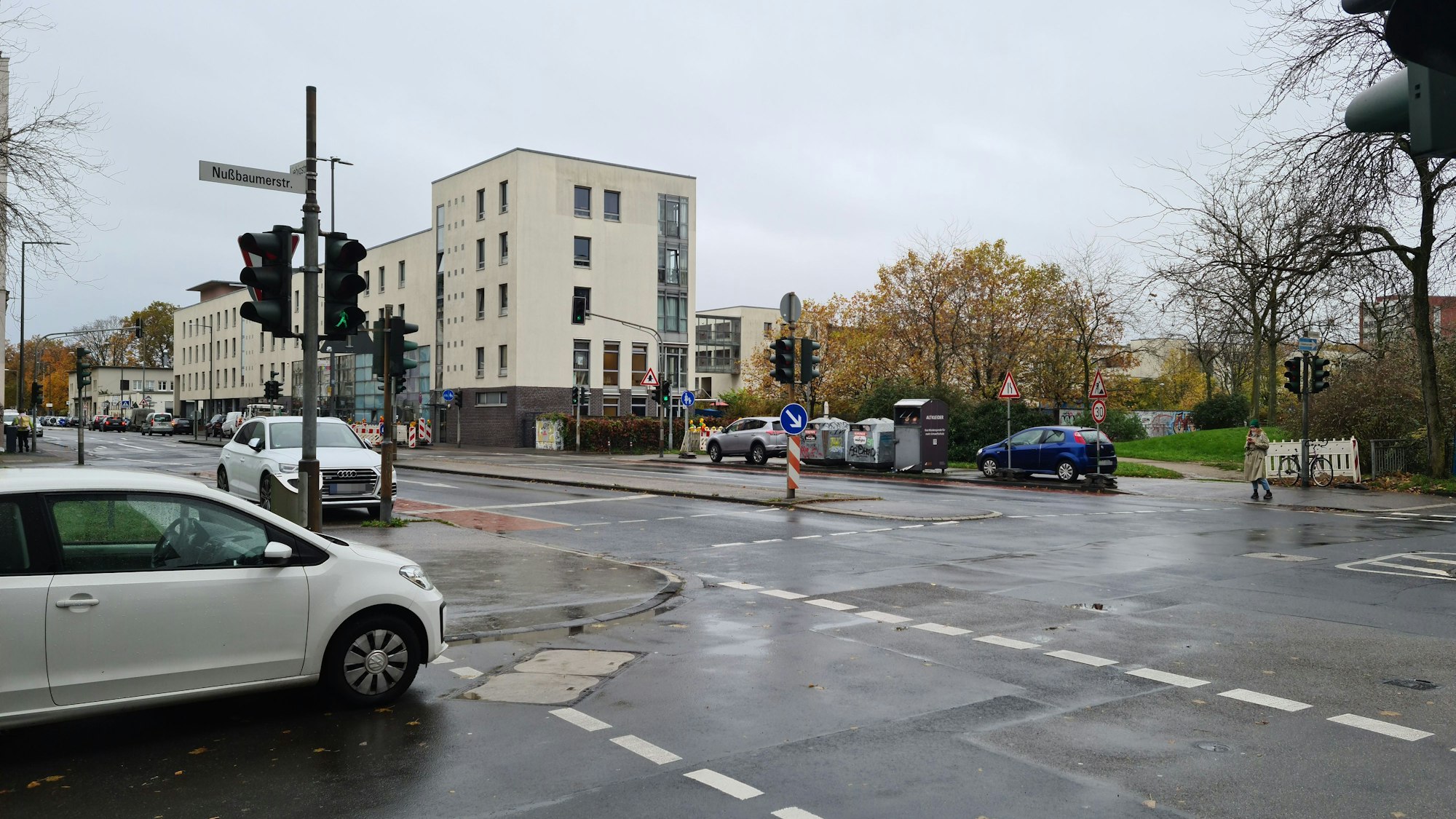 Eine Kreuzung mit Autos, die an Ampeln warten, ist zu sehen.