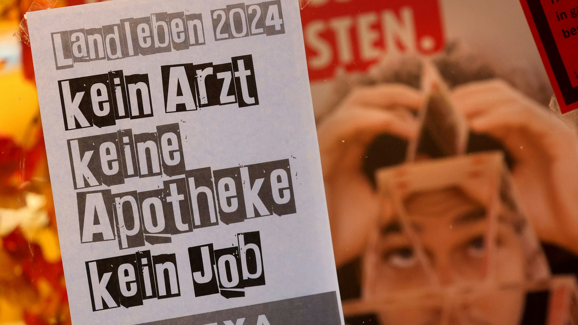 Bild einer Schaufensterscheibe, in der ein Protestplakat klebt.