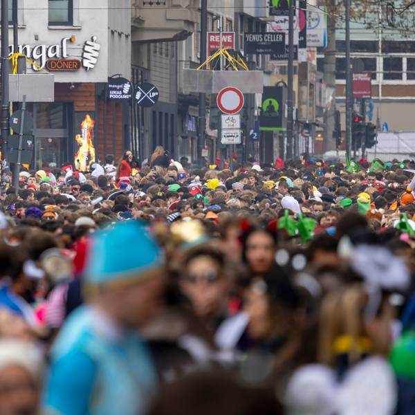 So feierten die vorwiegend jungen Menschen am Elften Elften auf der Zülpicher Straße.