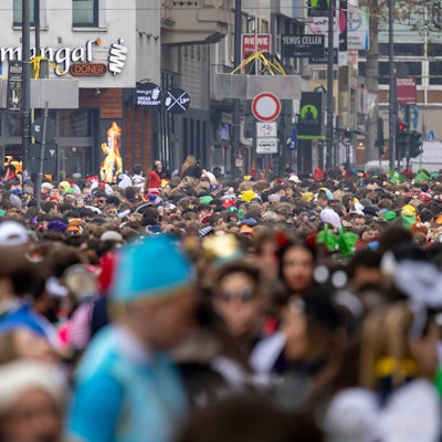 So feierten die vorwiegend jungen Menschen am Elften Elften auf der Zülpicher Straße.
