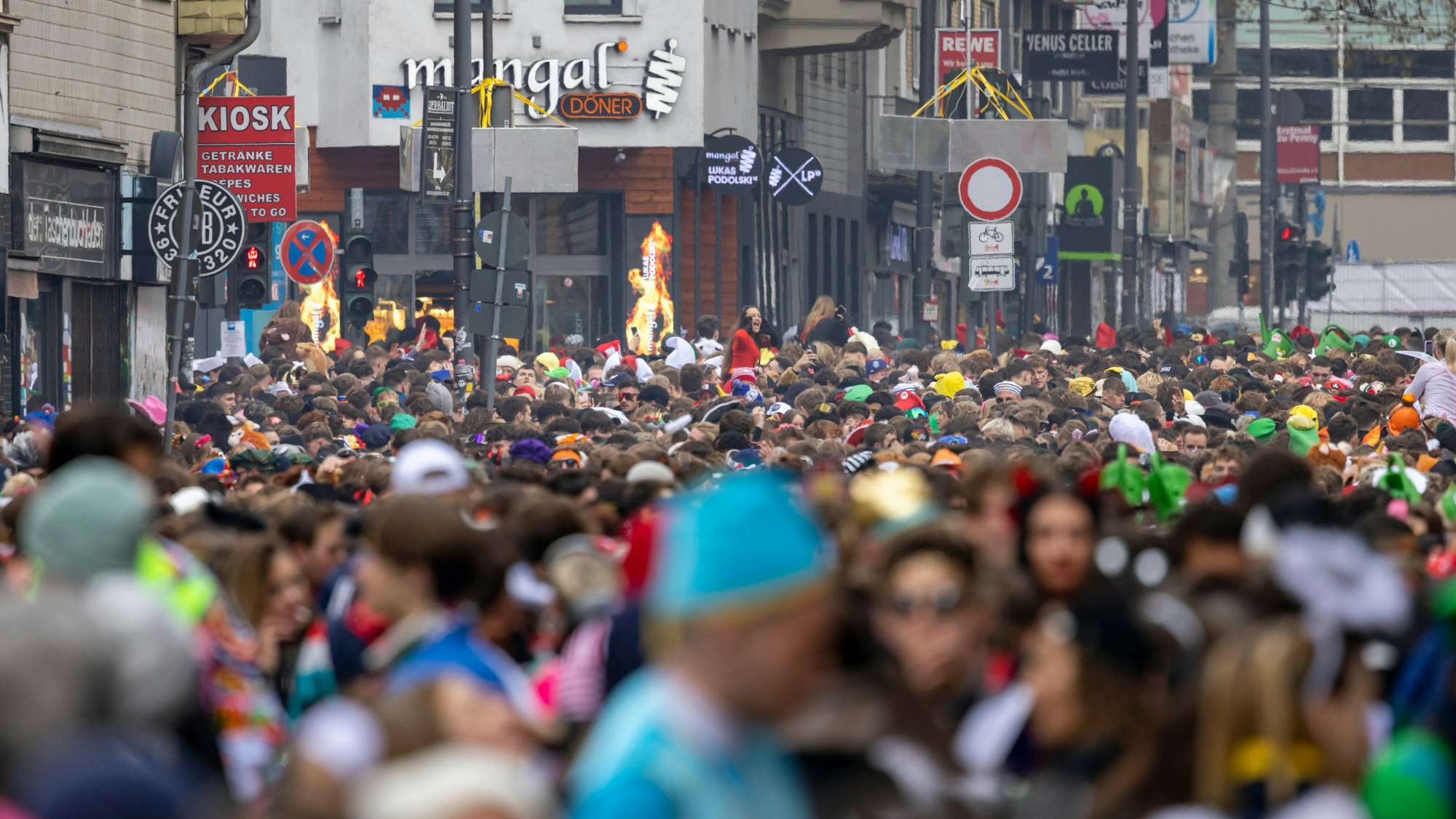Die Zülpicher Straße im Kölner Univiertel am Elften Elften 2023.
