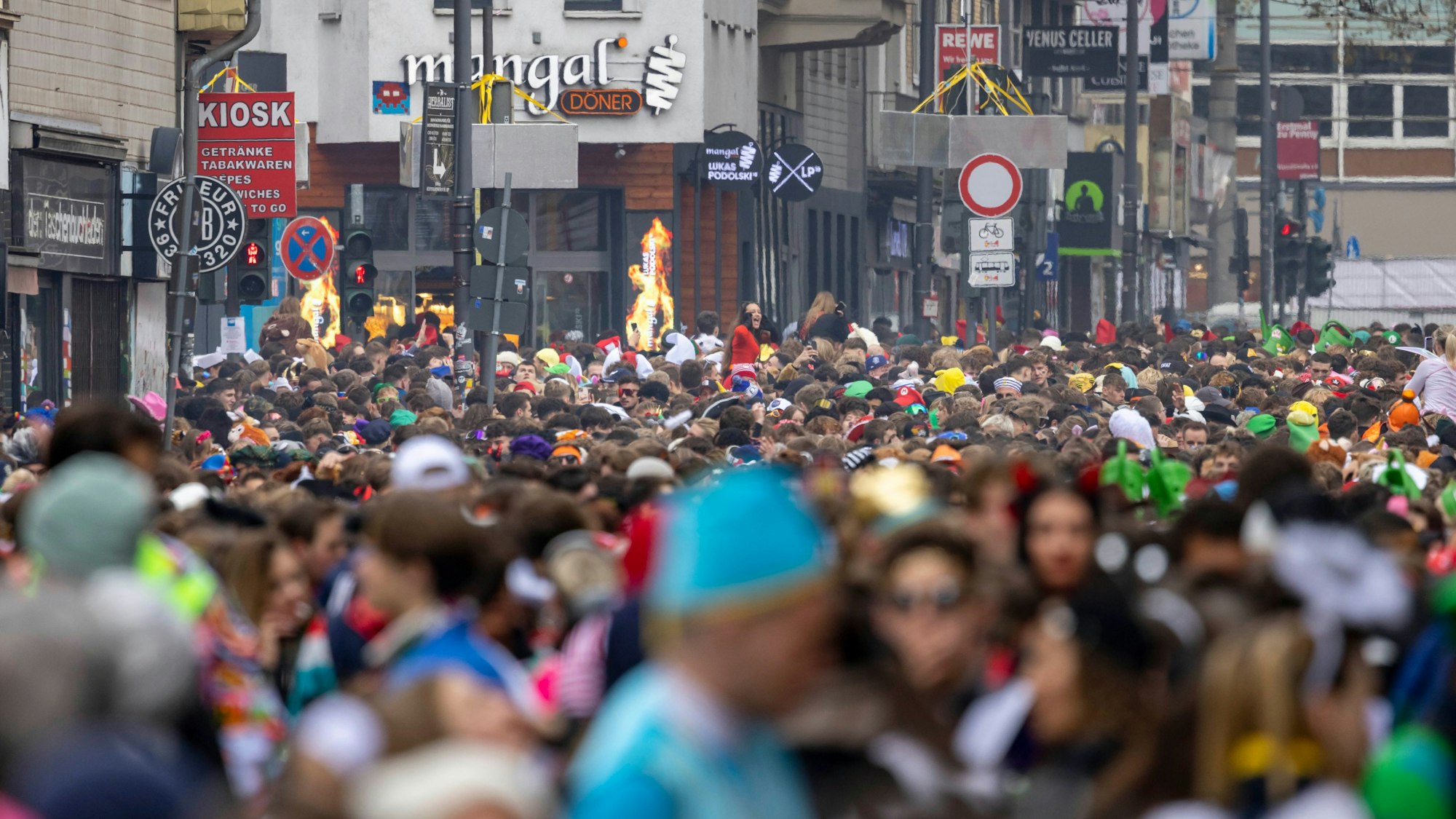 So feierten die vorwiegend jungen Menschen am Elften Elften auf der Zülpicher Straße.