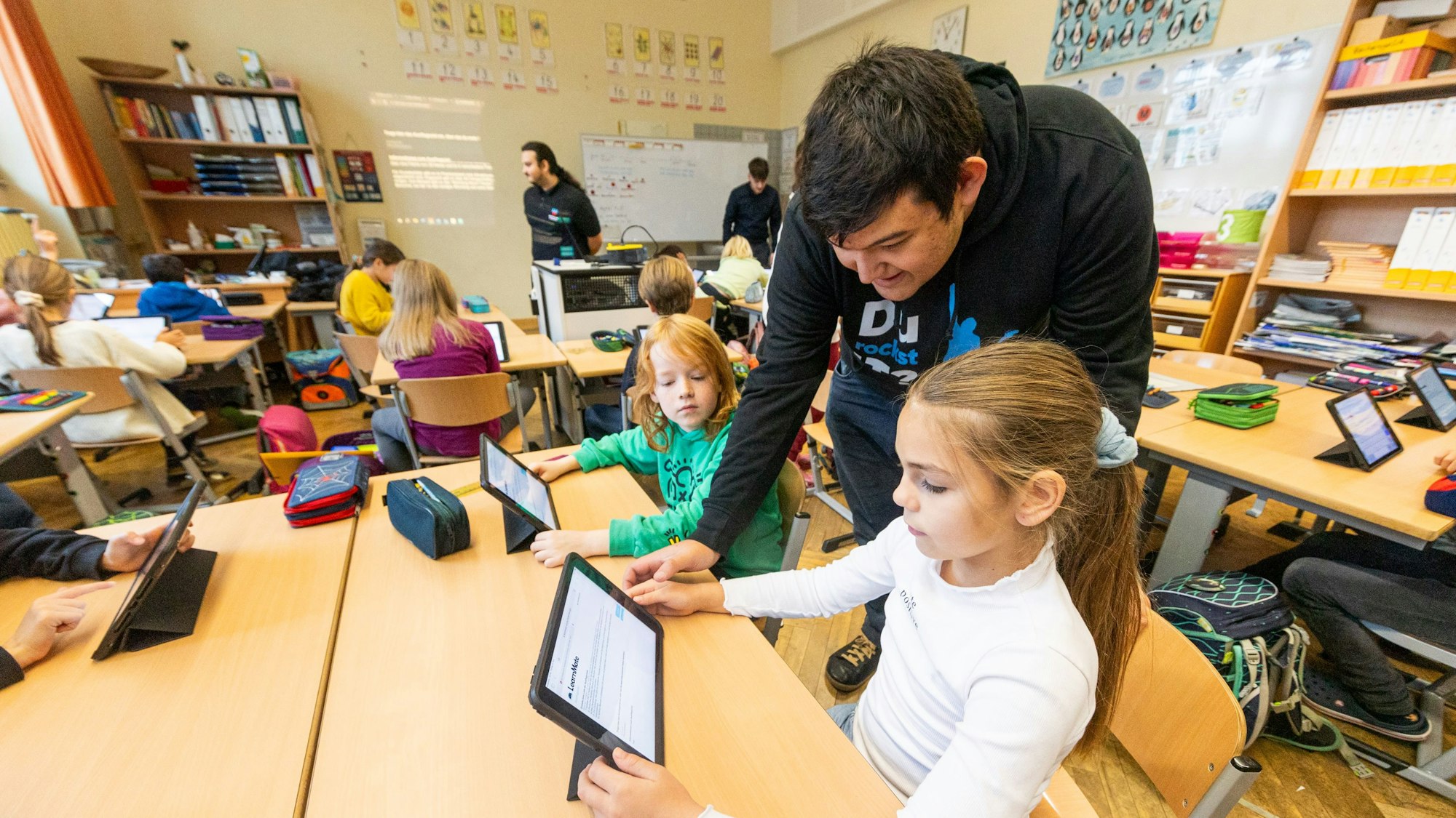 Junger Mann in einer Grundschulklasse.