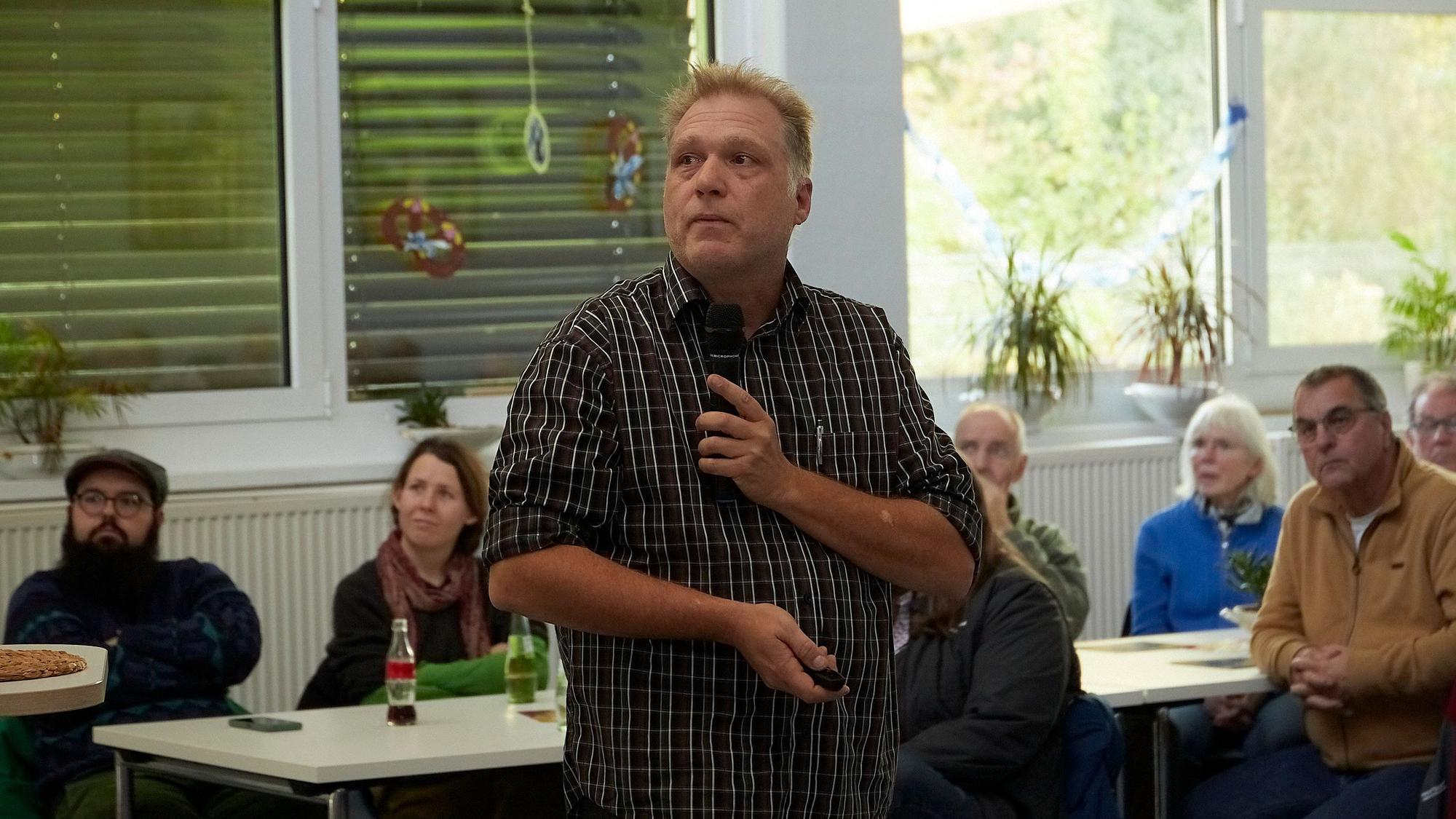 Das Bild zeigt Dirk Wacker während des Vortrags.