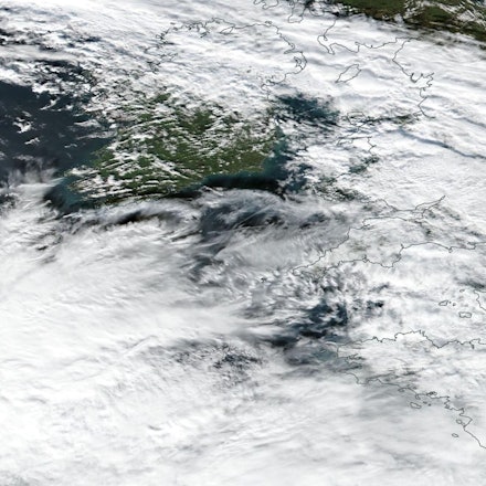 Eine Satellitenaufnahme der US-Weltraumbehörde zeigt Orkantief Debi, das über den Atlantischen Ozean, Irland und Großbritannien hinwegzieht. Am Montag trifft das Tief auf Nordrhein-Westfalen.