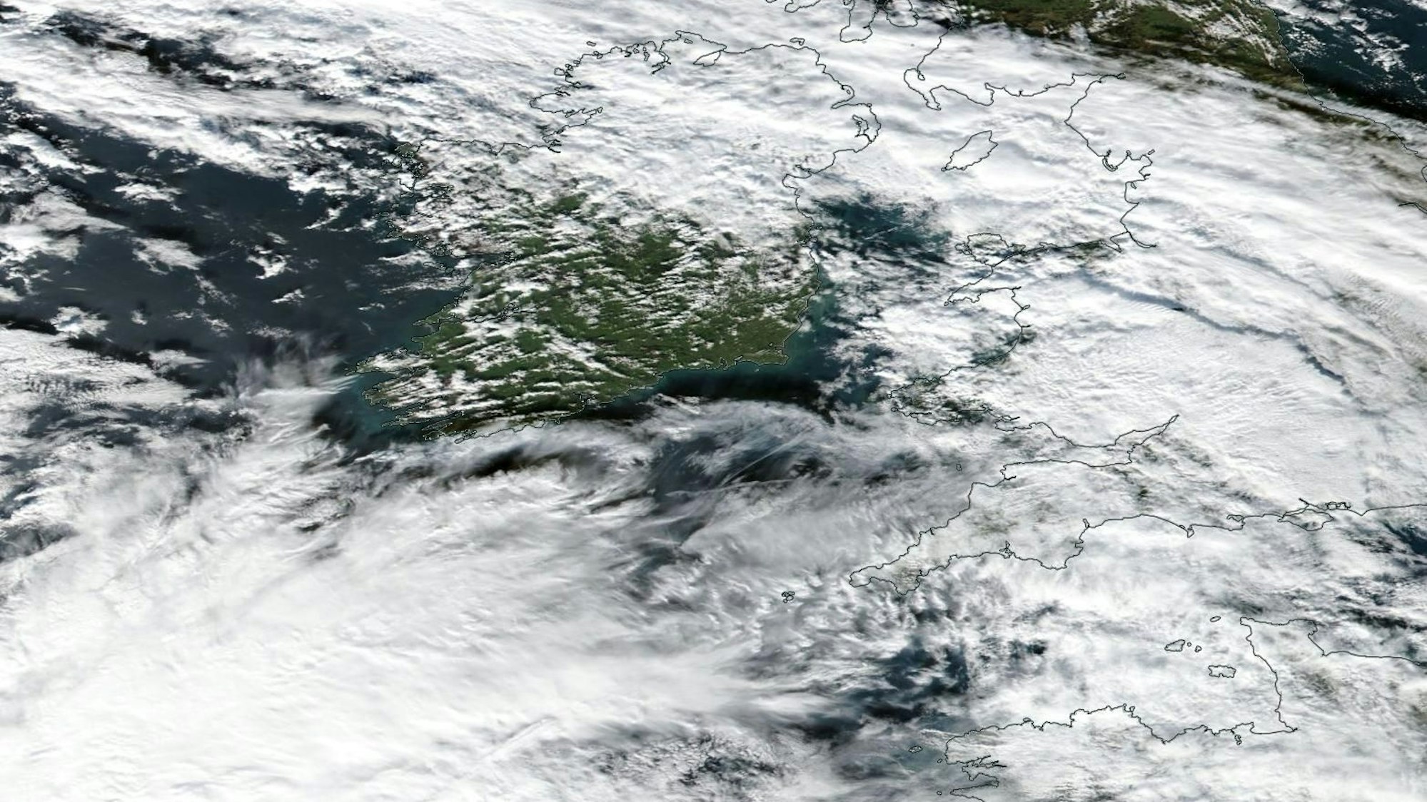 Eine Satellitenaufnahme der US-Weltraumbehörde zeigt Orkantief Debi, das über den Atlantischen Ozean, Irland und Großbritannien hinwegzieht. Am Montag trifft das Tief auf Nordrhein-Westfalen.