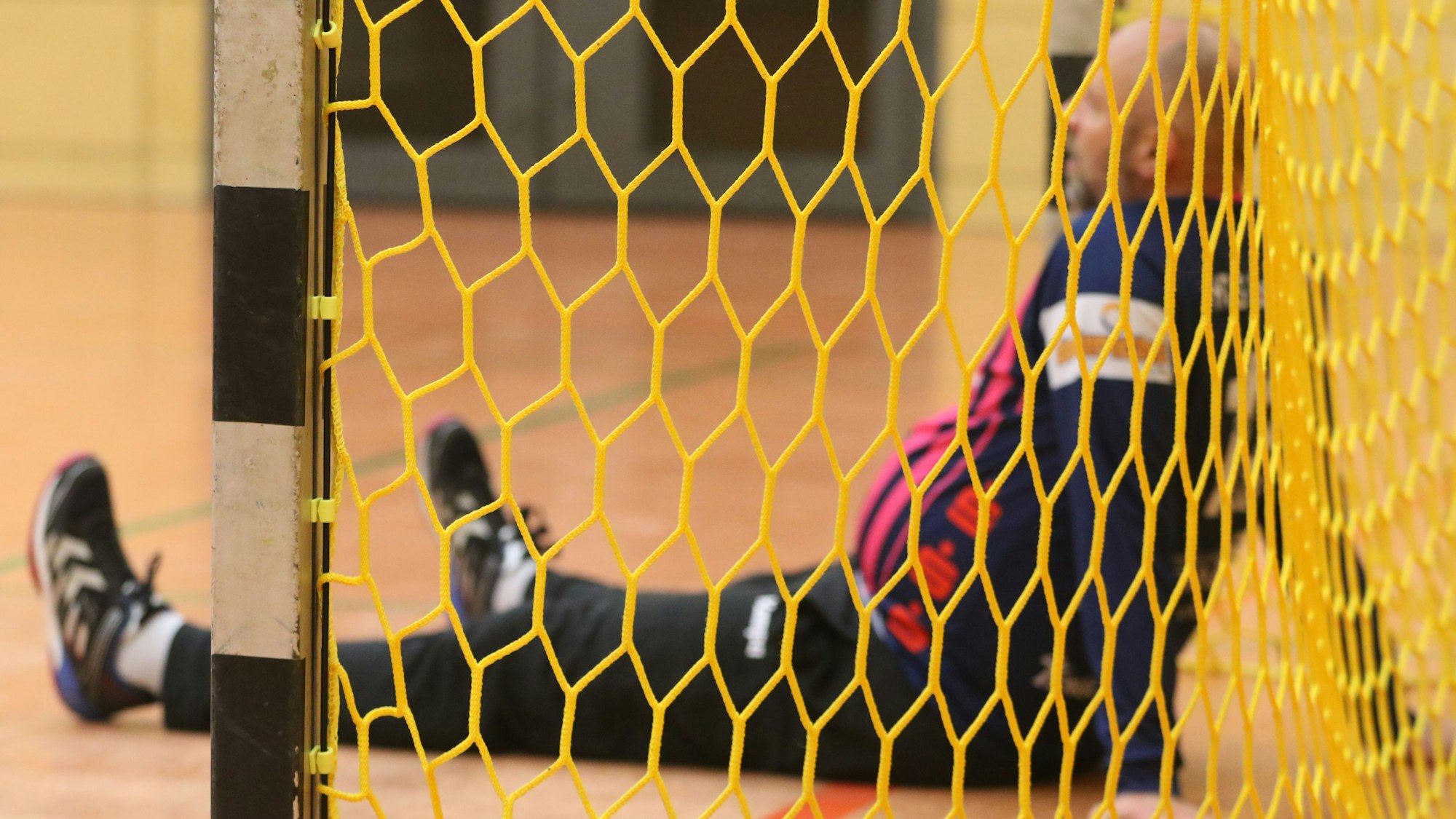 Euskirchens Torwart Marcel Stein sitzt im Tor.