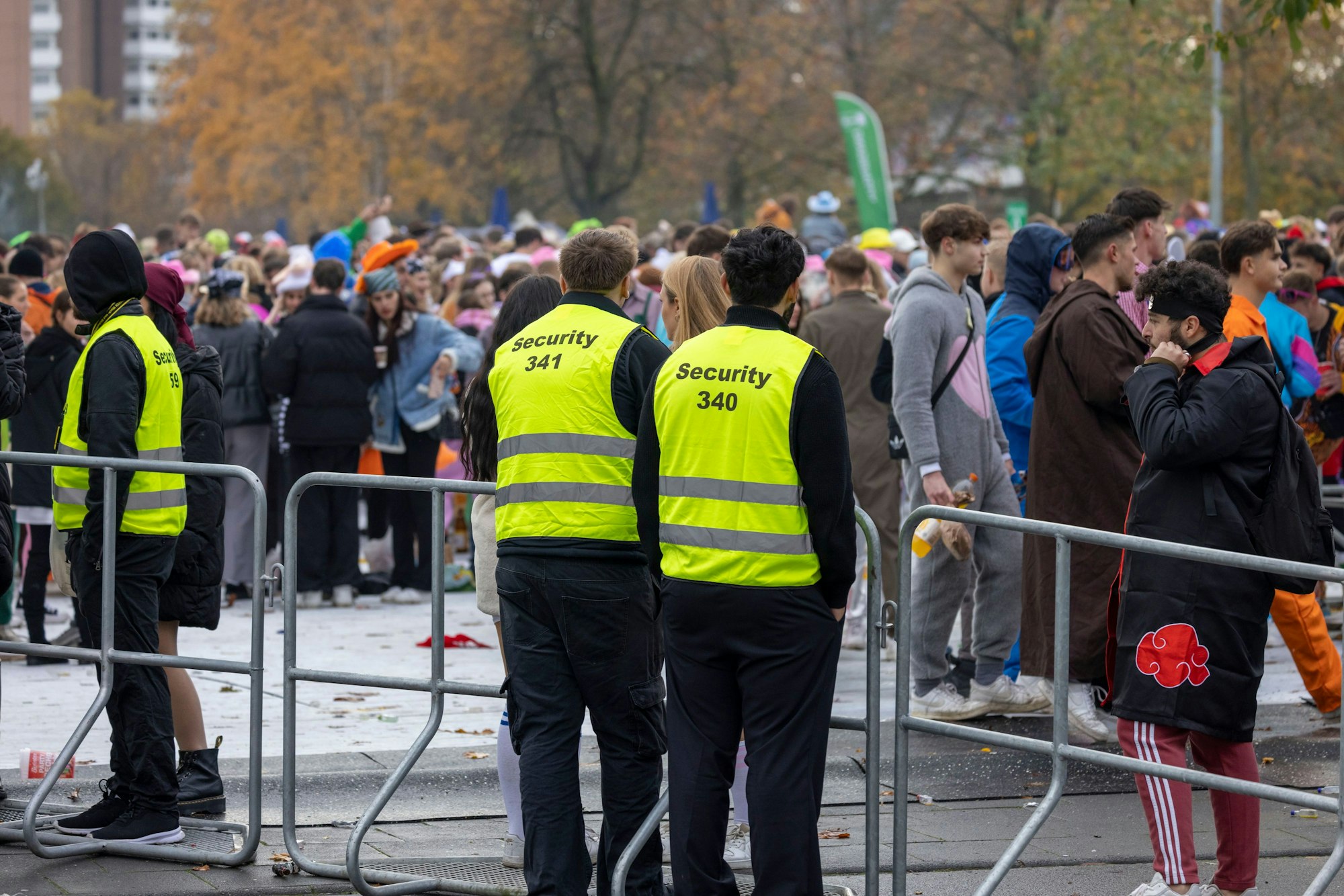 Hatten alle Hände voll zu tun: Sicherheitskräfte beim Kölner Karneval