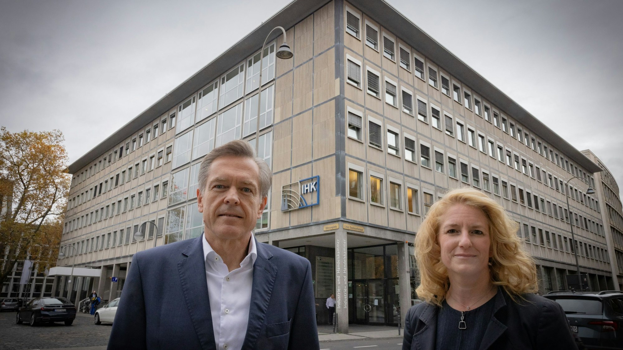 Präsidentin Nicole Grünewald und Hauptgeschäftsführer Uwe Vetterlein vor dem Sitz der IHK Köln in der Innenstadt.