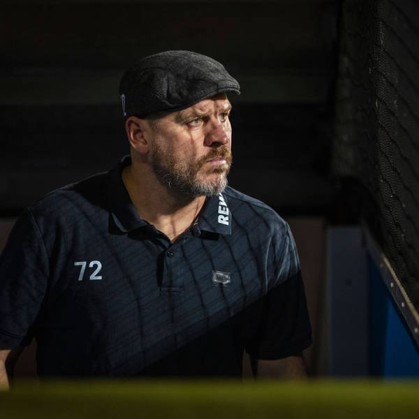Steffen Baumgart sitzt im Dunkeln, schaut grimmig zur Seite.
