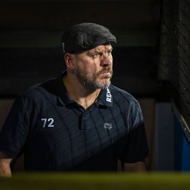 Steffen Baumgart sitzt im Dunkeln, schaut grimmig zur Seite.