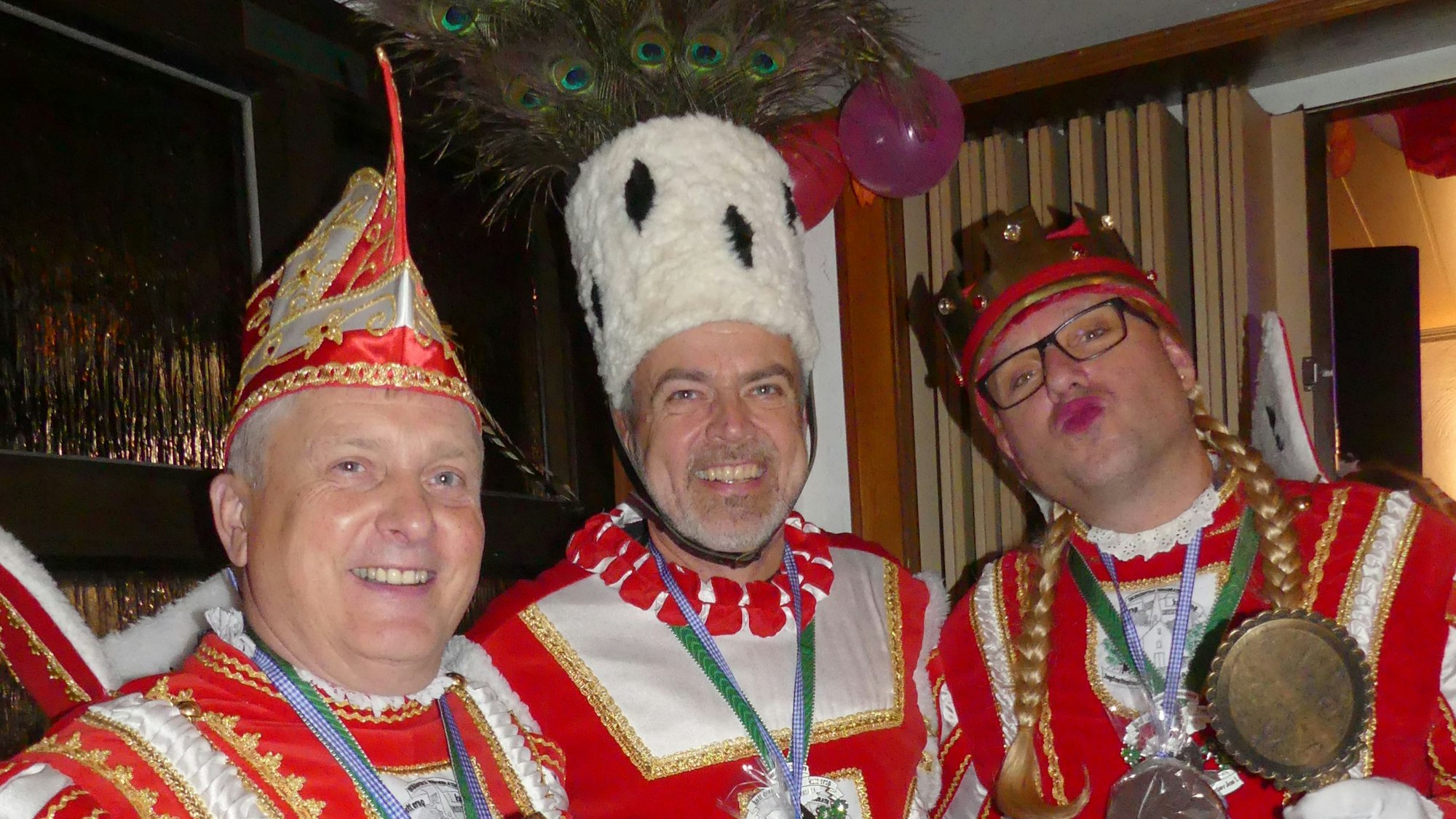 Das Dreigestirn der Nüngkirchener Jecken posiert für die Fotografin.