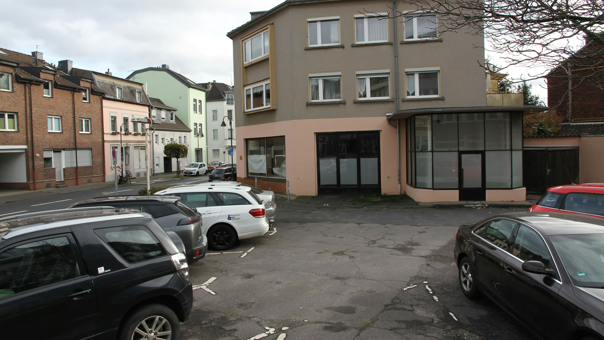 Parkende Autos auf dem Platz vor einem Haus in der Siegburger Innenstadt
