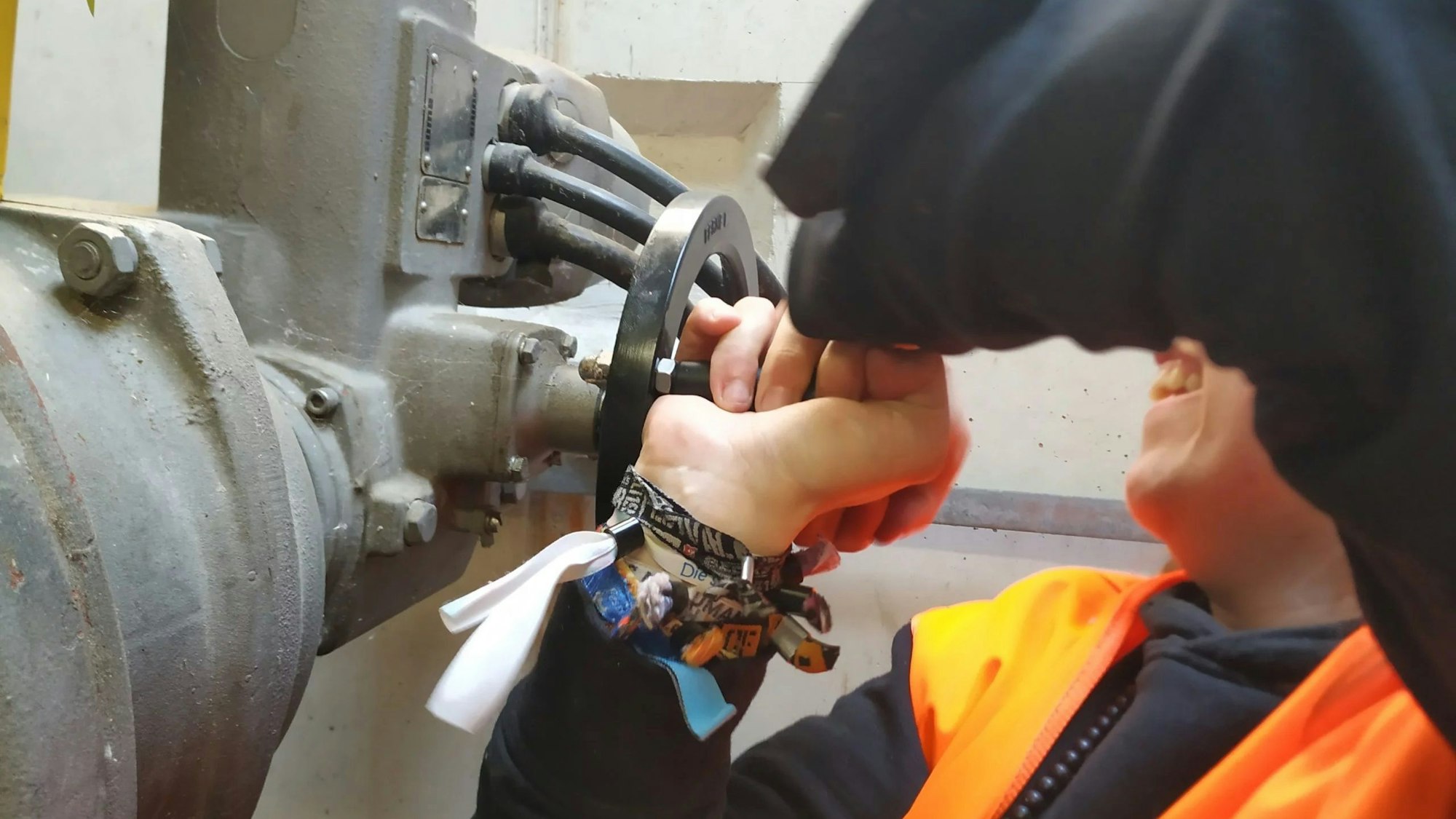 Eine Frau dreht den Schieber einer Pipeline zu. Den Protest in Bornheim hielten die Aktivisten im Foto fest