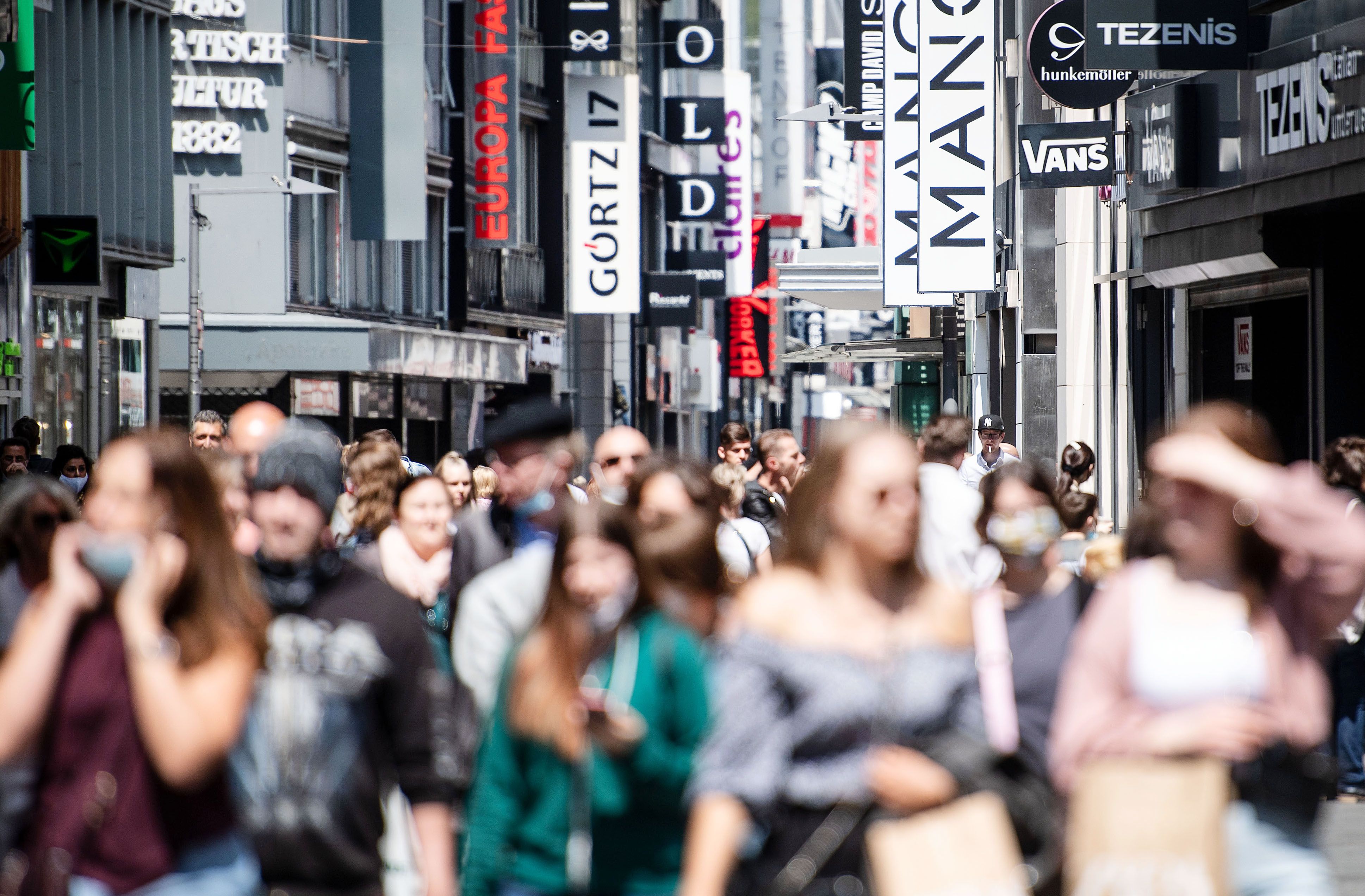 Menschen gehen über die Hohe Straße in Köln.