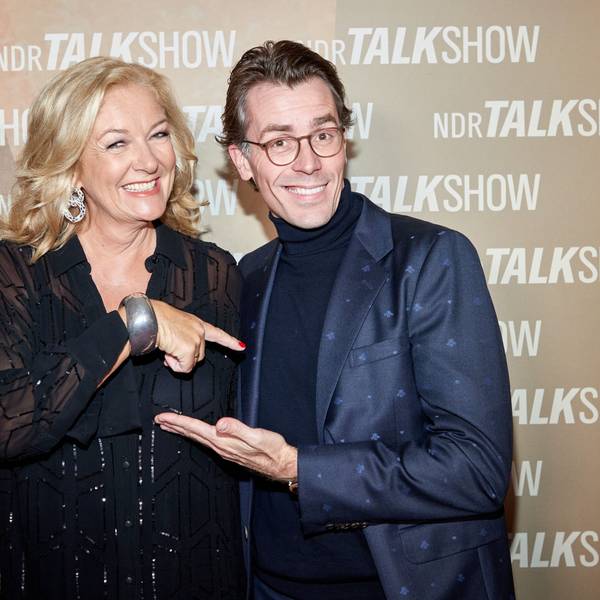 Die beiden Moderatoren, Bettina Tietjen und Johannes Wimmer bei der 1000. Sendung der „NDR Talk Show“. Nach nur gut einem Jahr hört Johannes Wimmer als Moderator wieder auf.