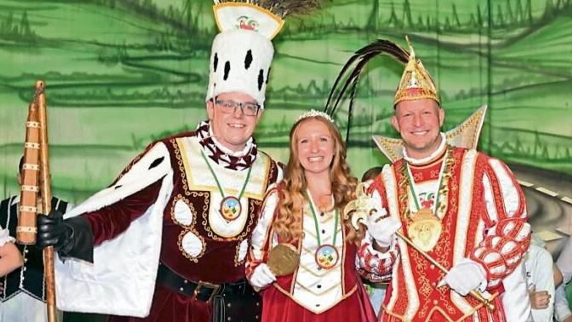 Frisch proklamiert: Prinz Thomas I. (Dürrenberg/r.), Bauer Norman (Dienslaken) und Jungfrau Maine (Keller) in ihren Kostümen und mit ihren Insignien.