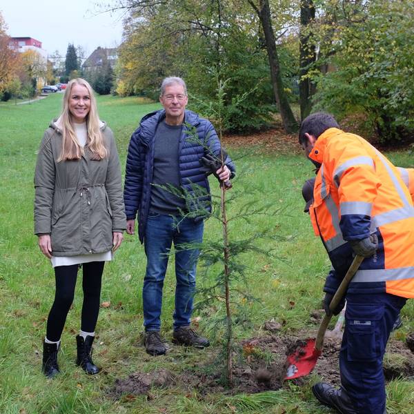 Svenja Mühlsiegl und Stifter Holger Casselmann mit dem Setzling eines Mammutbaums