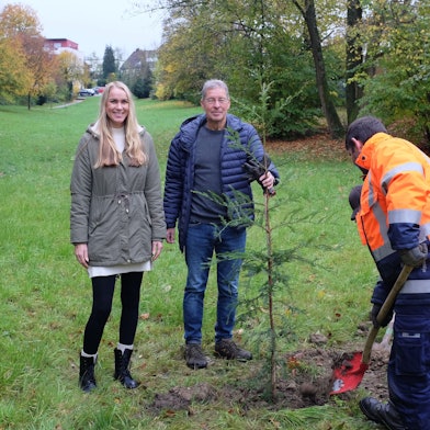 Svenja Mühlsiegl und Stifter Holger Casselmann mit dem Setzling eines Mammutbaums
