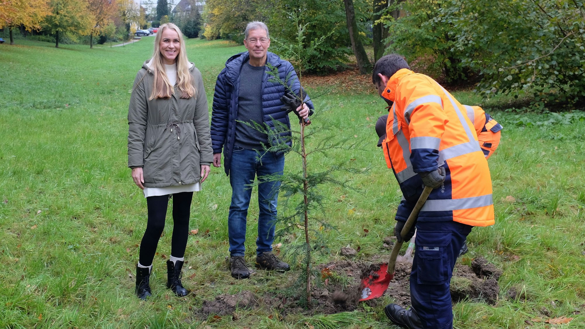 Svenja Mühlsiegl und Stifter Holger Casselmann mit dem Setzling eines Mammutbaums