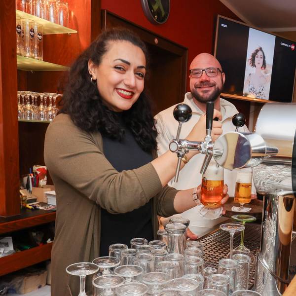 Maria Ghaffari und Patrick Hormann beim Bierzapfen in der Theke der Lindenstube in Wachtberg Berkum.
