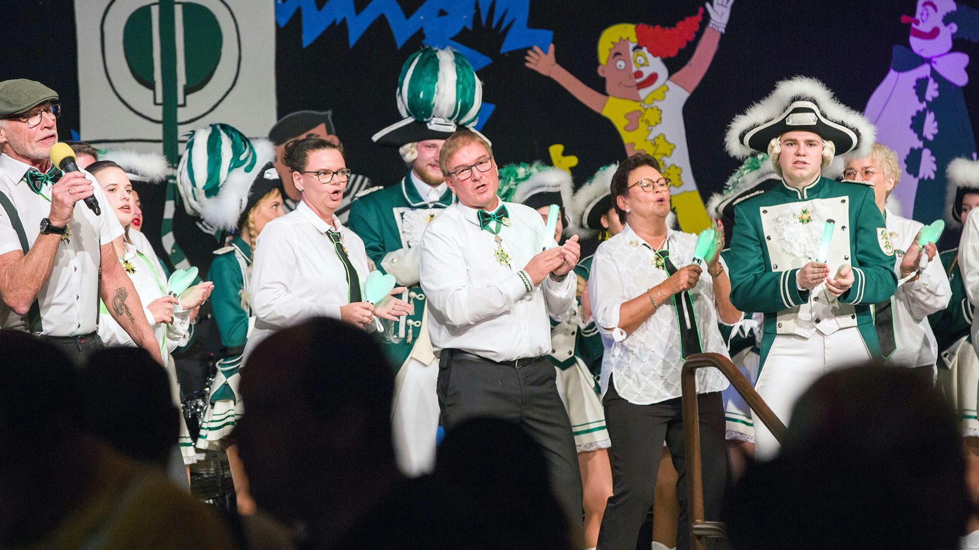 Der designierte Worringer Karnevalsprinz Markus Drescher der Session 2023/2024 präsentiert bei der Elfter-im-Elften-Feier im Worringer Vereinshaus dem närrischen Volk seinen Prinzenschlager.