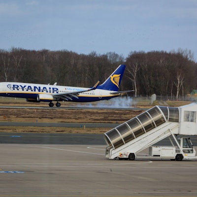 Eine Boeing 737-8AS von Ryanair landet auf dem Flughafen Münster/Osnabrück (FMO) (Archivbild).