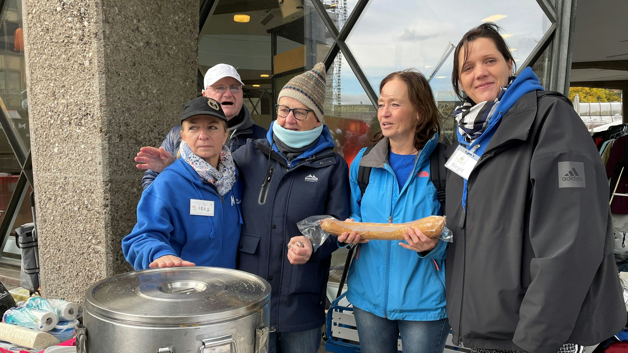 Jutta Schulte (3.v. l.) an ihrem Suppenstand am Kölner Dom
