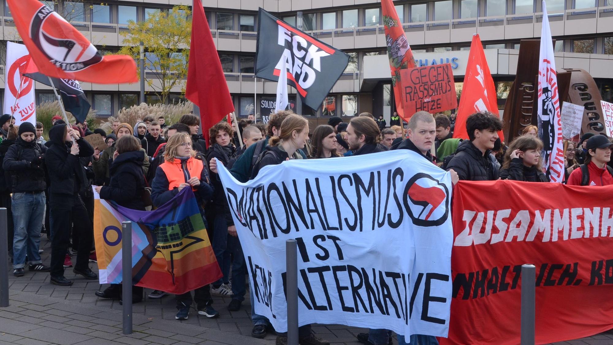 Vor allem junge Menschen demonstrieren in Troisdorf gegen die AfD-Versammlung in der Stadthalle