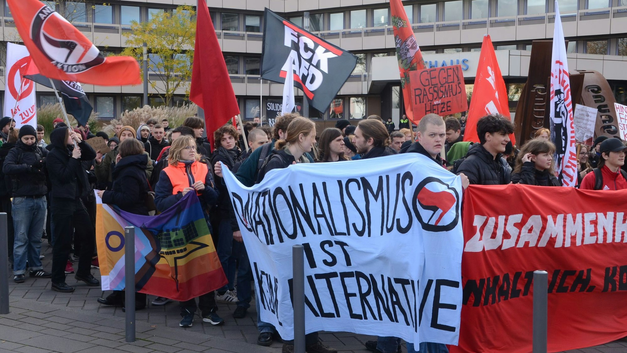 Vor allem junge Menschen demonstrieren in Troisdorf gegen die AfD-Versammlung in der Stadthalle