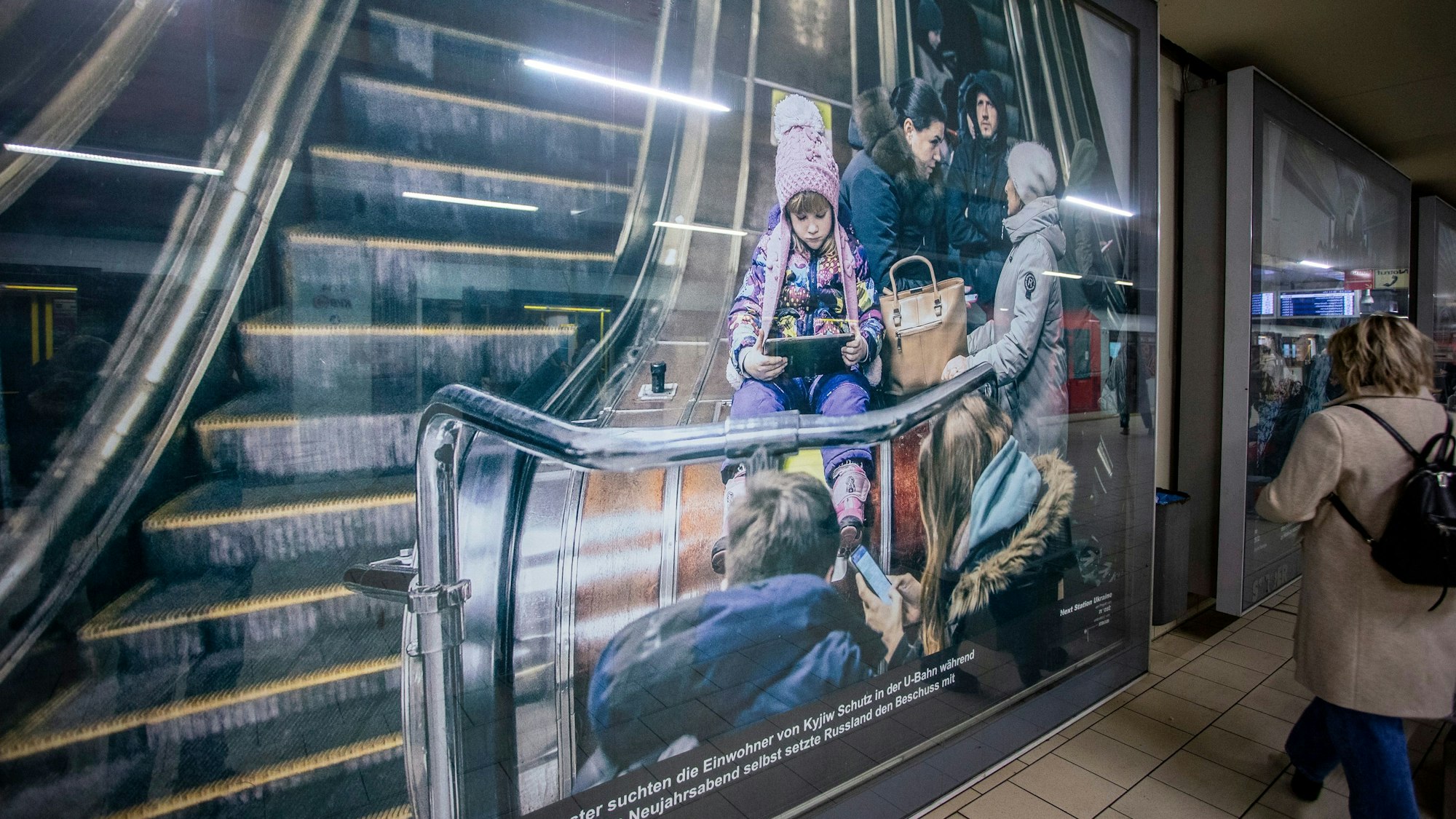 Bei Luftangriffen auf die ukrainischen Städte suchten Menschen in den U-Bahnhöfen Schutz.